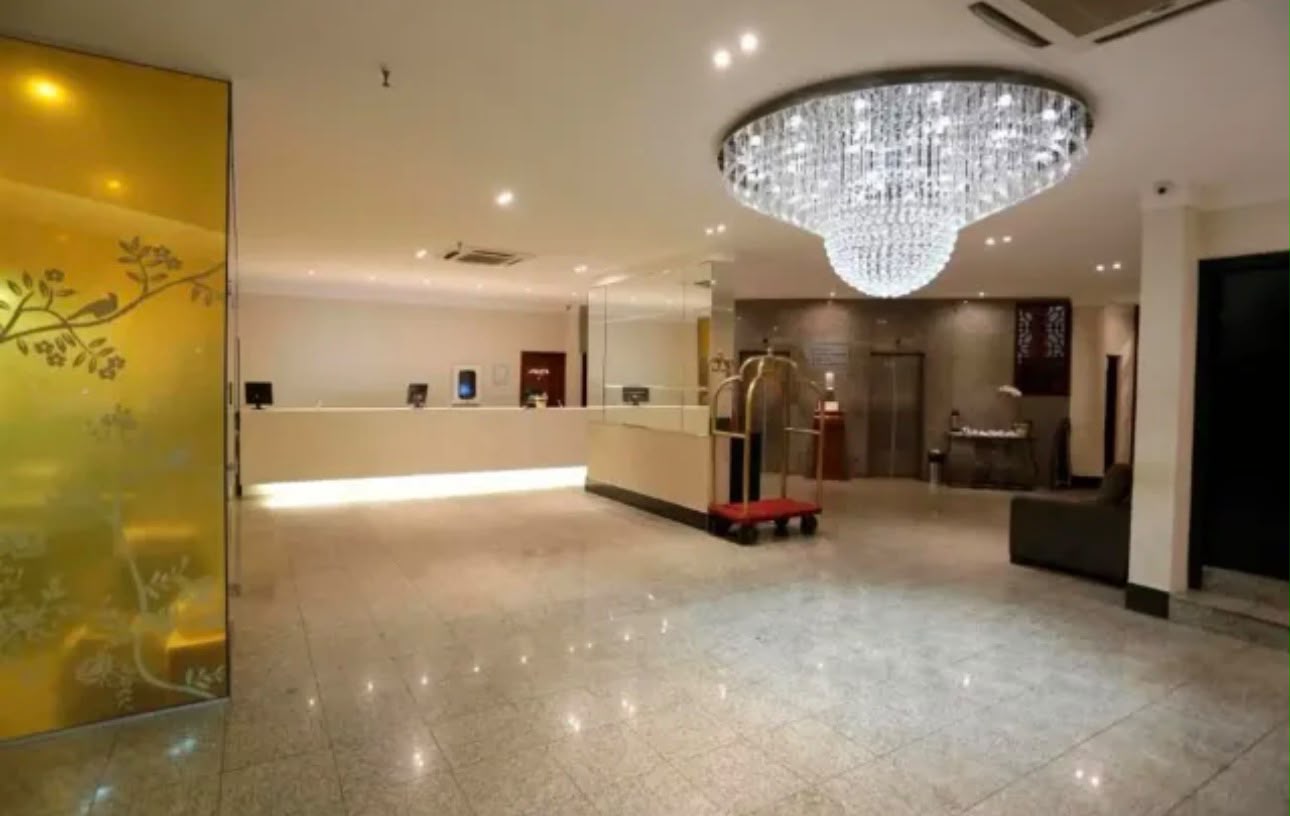 Hotel 8
